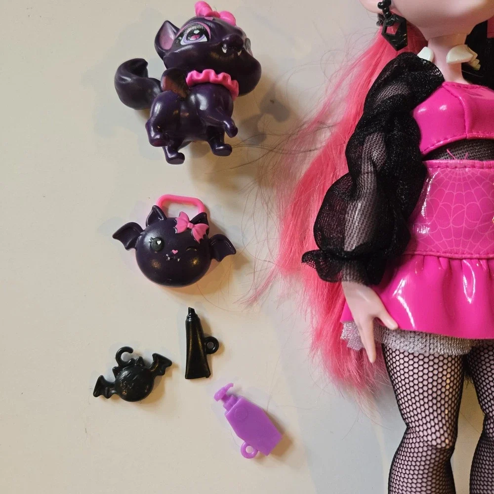 Monster High Draculaura Fashion‎ Doll with Pet Count Fabulous and Accessories